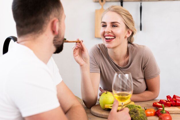 Casal fofo comendo juntos