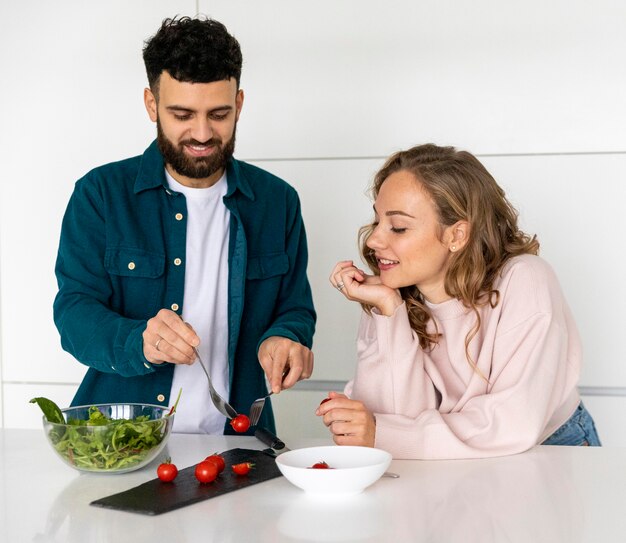 Casal fofo cozinhando juntos em casa