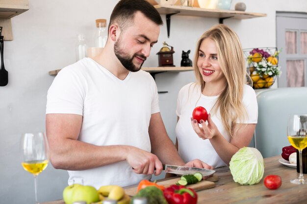 Casal fofo cozinhando juntos