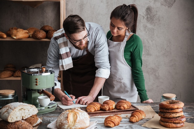 Casal fofo cozinhando na cozinha