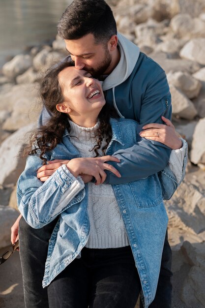 Casal fofo de alto ângulo à beira-mar