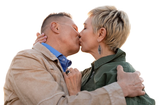 Foto grátis casal fofo de meia-idade sendo carinhoso