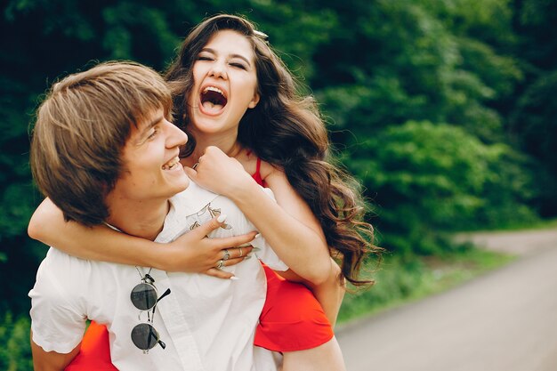 Casal fofo em um parque de verão