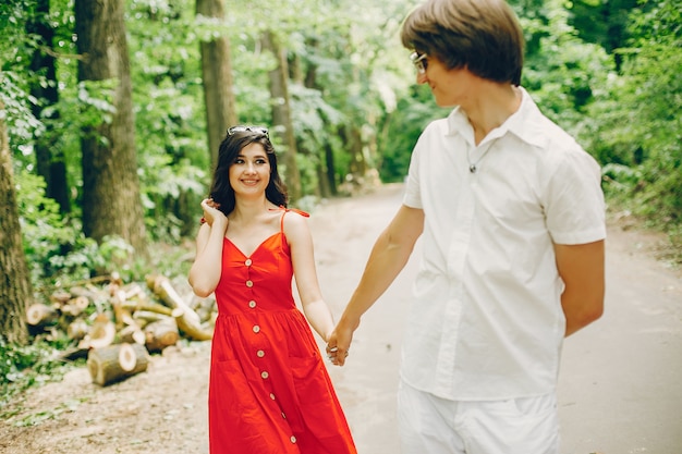 Casal fofo em um parque de verão