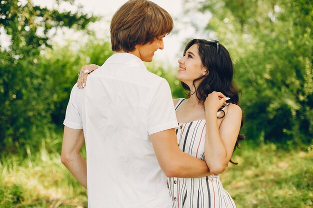 Casal fofo em um parque de verão