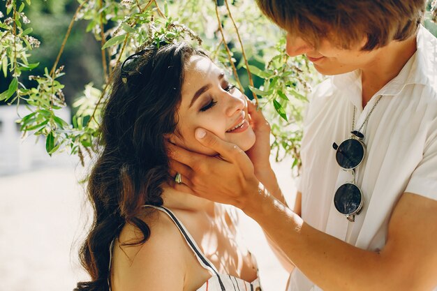 Casal fofo em um parque de verão