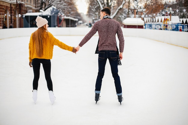 Foto grátis casal fofo em uma arena de gelo