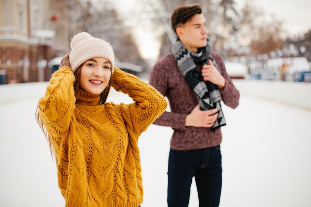 Casal fofo em uma cidade de inverno