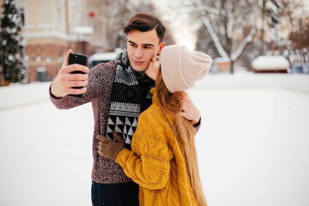 Casal fofo em uma cidade de inverno