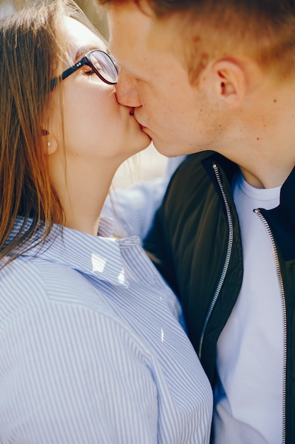 Foto grátis casal fofo em uma floresta