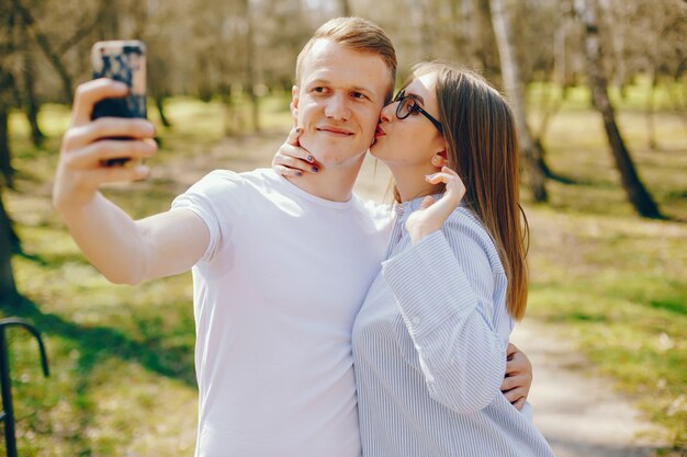 casal fofo em uma floresta