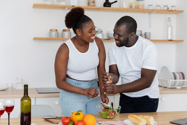 Casal fofo ficando na cozinha