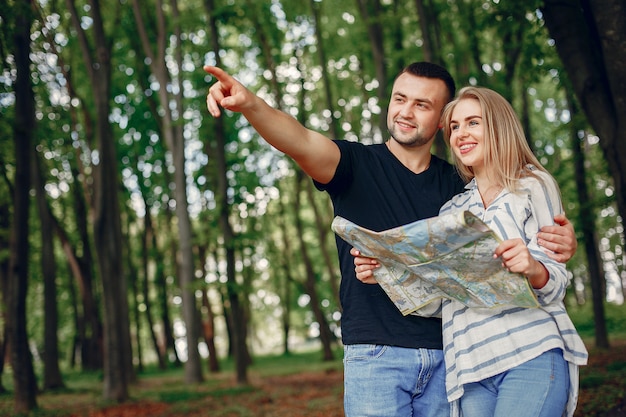 Casal fofo imaginando as férias