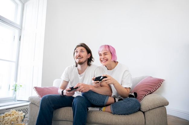 Casal fofo jogando videogame no sofá