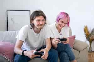 Foto grátis casal fofo jogando videogame