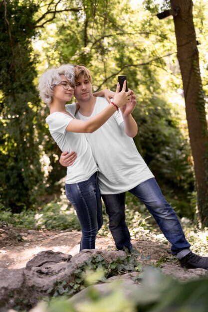 Casal fofo no parque tirando uma selfie juntos