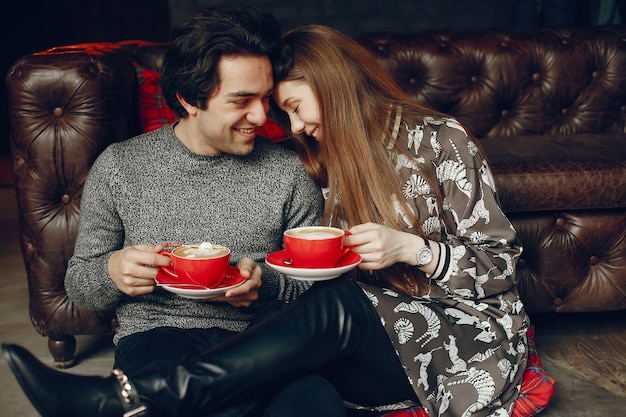 Casal fofo passa o tempo em um café