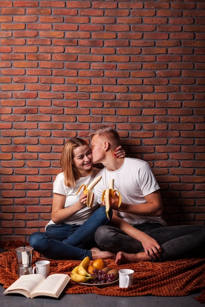 Foto grátis casal fofo relaxando juntos