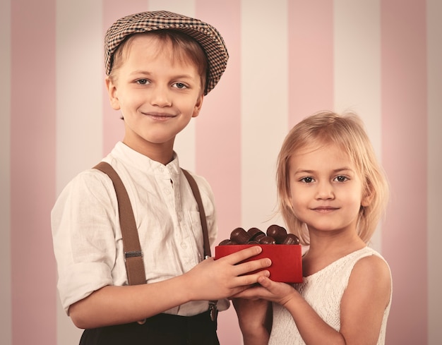 Foto grátis casal fofo segurando uma caixa com praliné