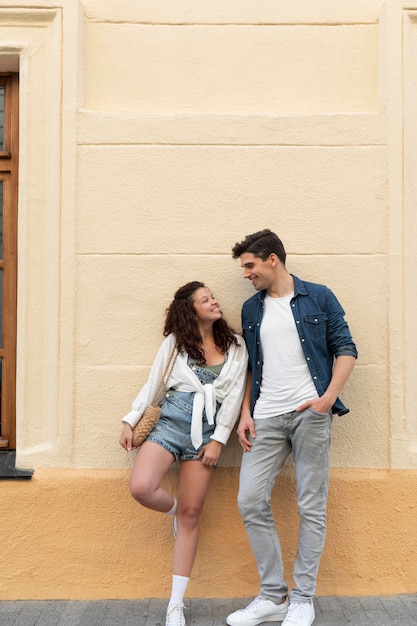 Foto grátis casal fofo tendo um encontro ao ar livre