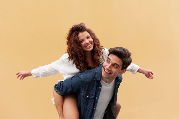 Casal fofo tendo um encontro ao ar livre