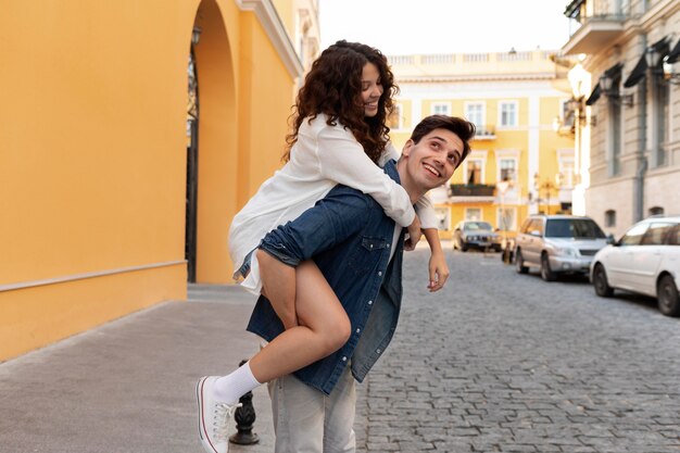 Casal fofo tendo um encontro ao ar livre