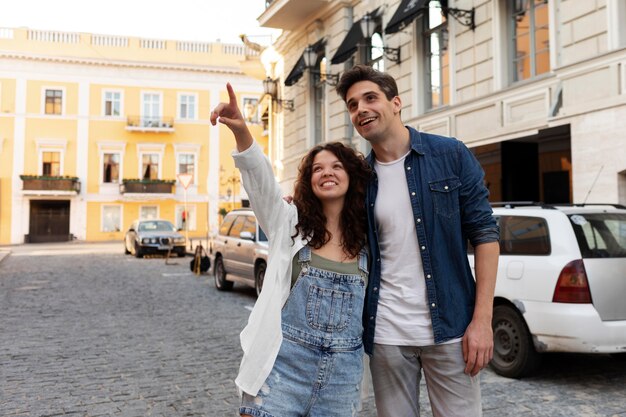 Casal fofo tendo um encontro ao ar livre