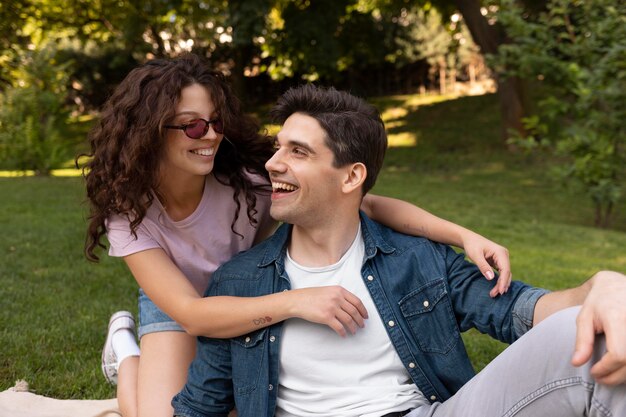 Casal fofo tendo um encontro ao ar livre