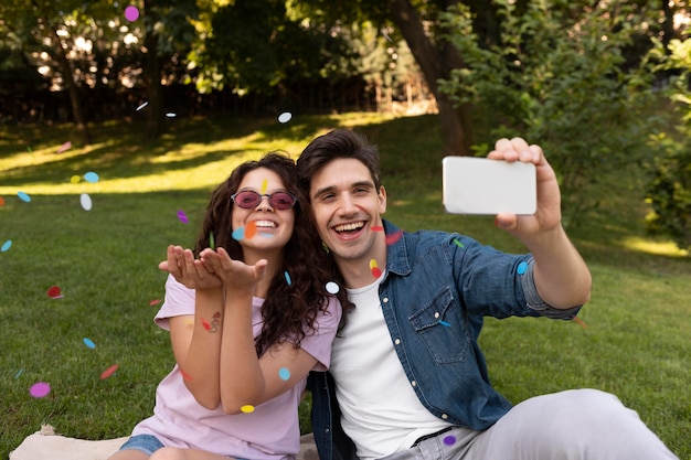 Casal fofo tirando uma selfie juntos