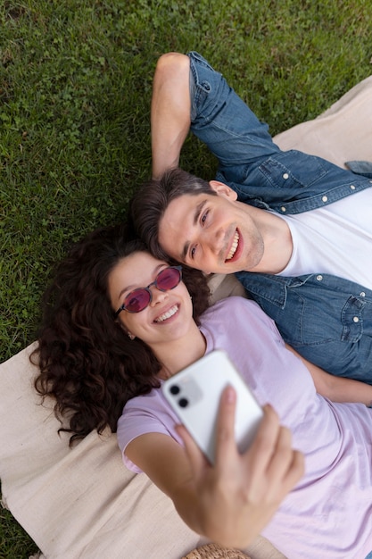 Casal fofo tirando uma selfie juntos