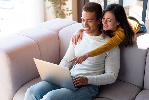 Casal fofo usando um laptop juntos