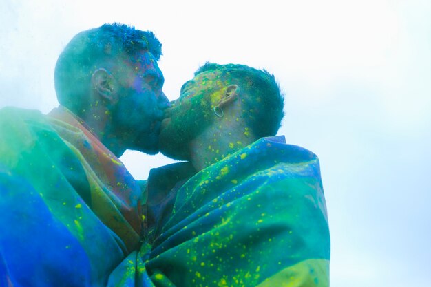 Casal gay beijando tinta suja na parada do orgulho gay