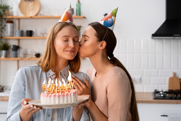 Foto grátis casal gay comemorando aniversário juntos