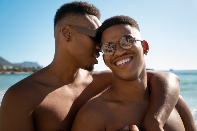 Casal gay masculino na praia