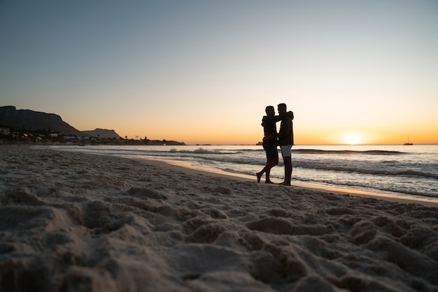 Foto grátis casal gay masculino na praia