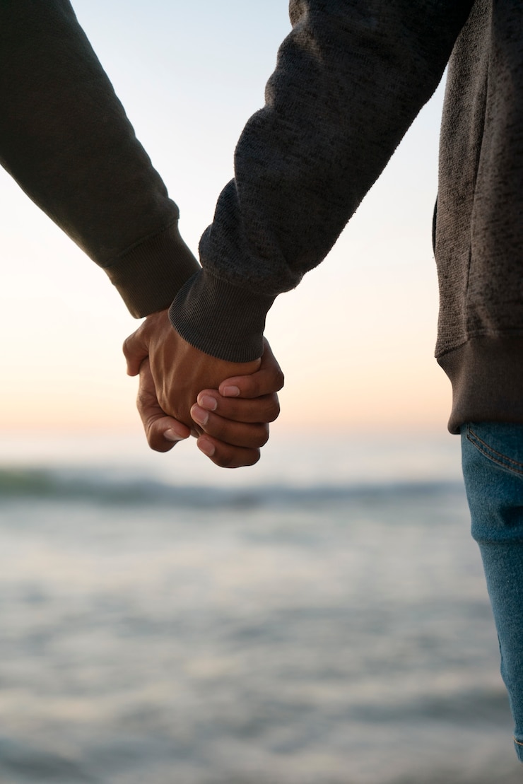 Foto grátis casal gay masculino na praia