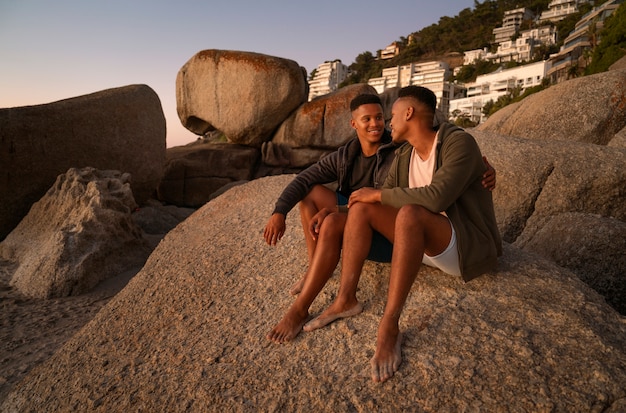 Foto grátis casal gay masculino na praia