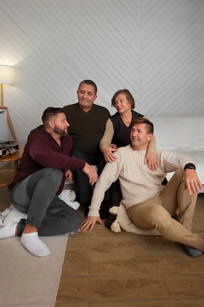 Foto grátis casal gay passando tempo com a família