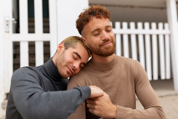 Casal gay passando tempo juntos na praia