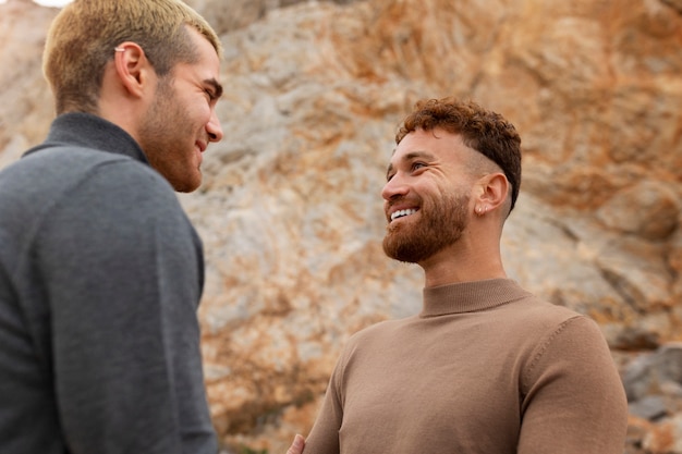 Foto grátis casal gay passando tempo juntos na praia