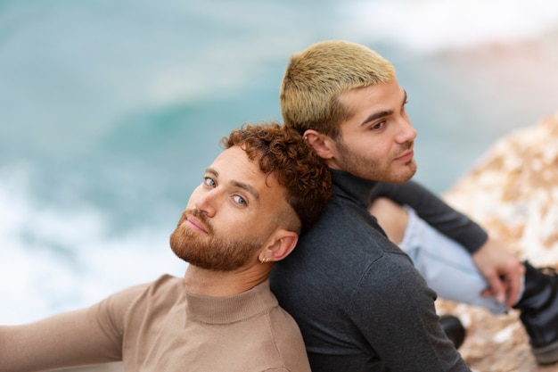 Foto grátis casal gay sendo carinhoso e passando tempo juntos na praia