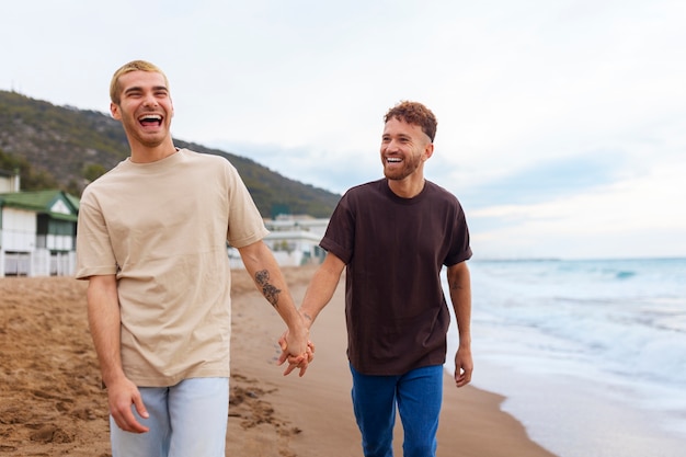 Foto grátis casal gay sendo carinhoso e passando tempo juntos na praia