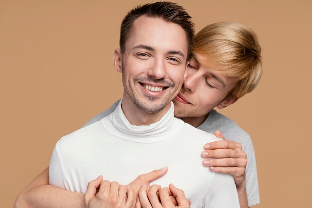 Casal gay sorridente com símbolo lgbt