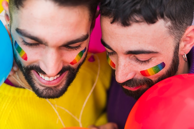 Casal gay sorrindo e olhando para baixo