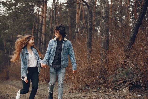 casal gentil e elegante está tendo um passeio no parque outono