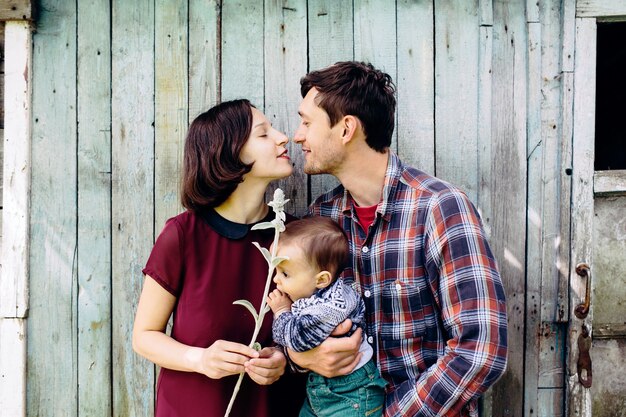 Casal gentil posando com o bebê lá fora