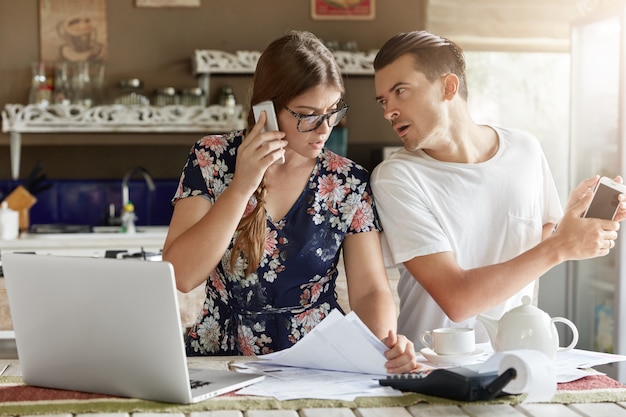 Casal gerenciando orçamento juntos na cozinha