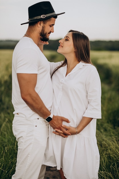 Casal grávida, esperando um bebê