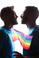 Foto grátis casal homossexual com bandeira de arco-íris