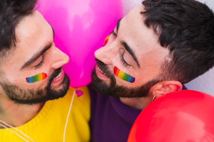 Foto grátis casal homossexual sorrindo e olhando um para o outro